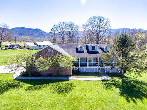 an aerial view of a house with a yard at Bears Valley Inn -Peaceful, Pet Friendly Family Getaway, Less than 15 min to Attractions, with Game Room, Fire Pit & BBQ, Easy, Flat Roads in Sevierville
