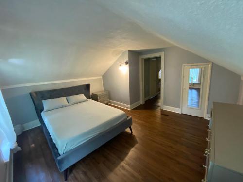 - une chambre mansardée avec un lit blanc dans l'établissement Dundas Street house, à Napanee