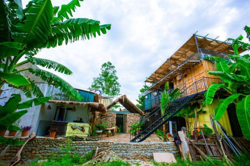 une maison avec un escalier menant à celle-ci dans l'établissement Phong Nha A Little Leaf Homestay, à Phong Nha