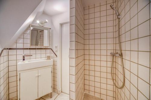 une salle de bain avec un lavabo et une douche dans l'établissement Le Petit Jaurès - Gare / Tram, à Grenoble