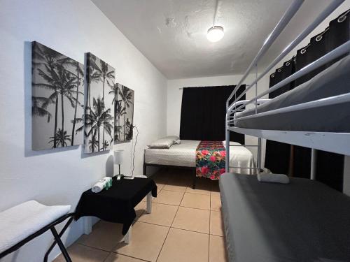 1 dormitorio con 2 camas y 1 litera en Vieques Good Vibe Guest House, en Vieques