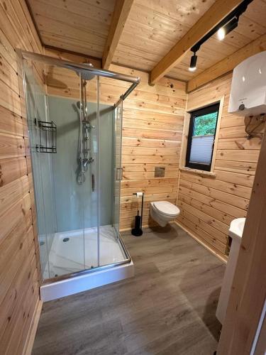 Ένα μπάνιο στο Przystanek Kistówko komfortowe domki z jacuzzi, staw wędkarski, kominek, las, przestrzeń