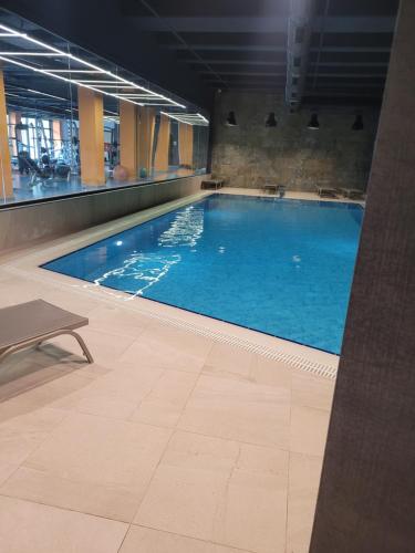 una gran piscina de agua azul en un edificio en Residence 5 étoiles 26 eme étage 2 plus 1 avec piscine, en Estambul
