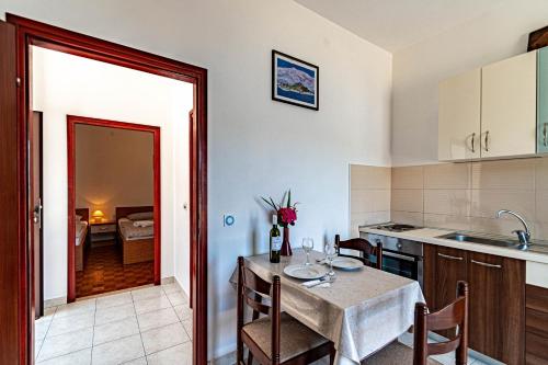 Kuchyňa alebo kuchynka v ubytovaní Apartment Tri Zala 9237a