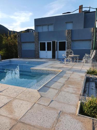 una casa con piscina frente a una casa en Cabaña Mis Montañas en La Rioja