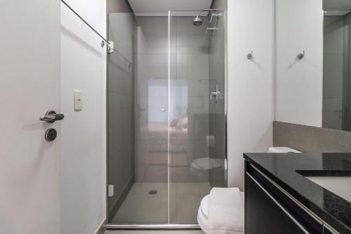 y baño con ducha y puerta de cristal. en Downtown Republica Premium, en São Paulo