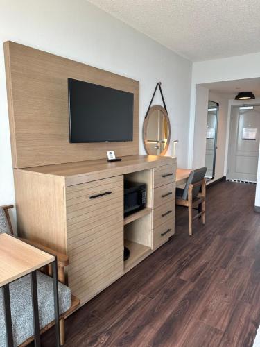 Μια τηλεόραση ή/και κέντρο ψυχαγωγίας στο Hampton Inn Virginia Beach-Oceanfront South