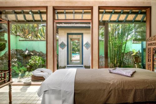 Postel nebo postele na pokoji v ubytování Puri Naga Toya Bali -Escape with Style for Families