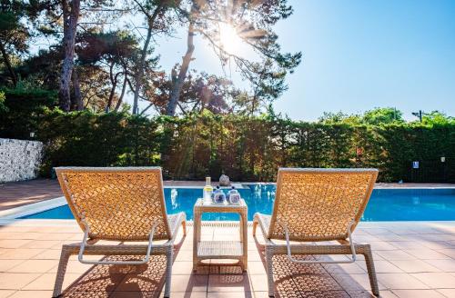 Homie Suites - 3br villa w pool in Heybeliada 내부 또는 인근 수영장