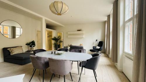 een woonkamer met een tafel en stoelen bij ApartmentInCopenhagen Apartment 1550 in Kopenhagen