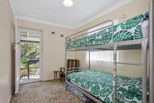 une chambre avec deux lits superposés et une fenêtre dans l'établissement Lake Frontage, à Lake Tabourie