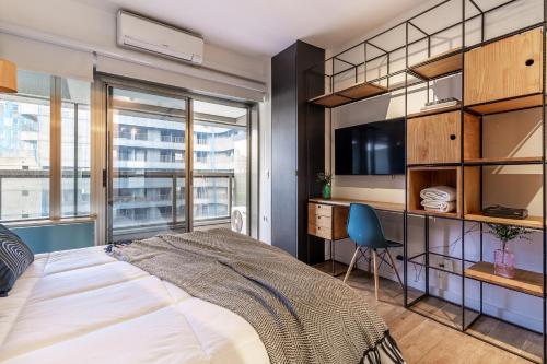 1 dormitorio con 1 cama grande y escritorio en Downtown Republica Premium, en São Paulo
