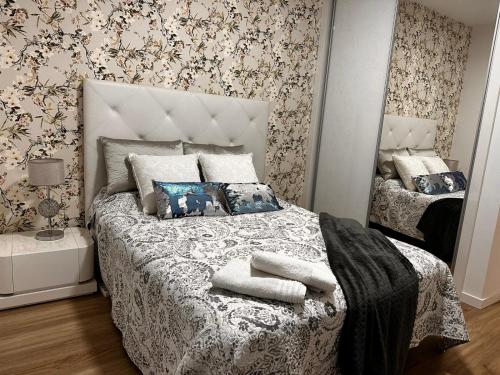 フンシャルにあるカーサ デ フェリヤス ドス マルメレイロスのベッドルーム1室(枕付)