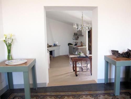 a kitchen and dining room with two tables and a dining table at Brancadoria B&B in Monteleone Rocca Doria