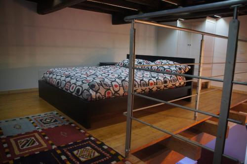 ein Etagenbett in einem Zimmer mit einem Bett mit einer Fläche von in der Unterkunft Casa vacanze Albano in Albano Laziale