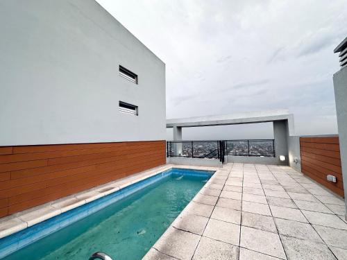 an indoor swimming pool in a house with a view at Modern&Nordic Apartament Lomitas (2 ambientes) in Lomas de Zamora