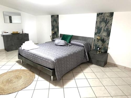 een slaapkamer met een bed en een tapijt op de vloer bij B&B Cloe in Scafati