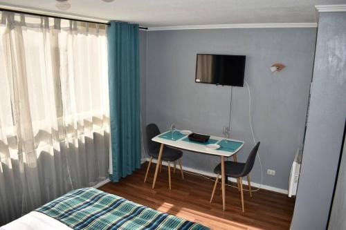 une chambre avec une table et un lit et une chambre avec un lit dans l'établissement Acogedor Dpto Stgo Centro, à Santiago