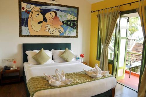 Un pat sau paturi într-o cameră la Mountain Club Resort Munnar