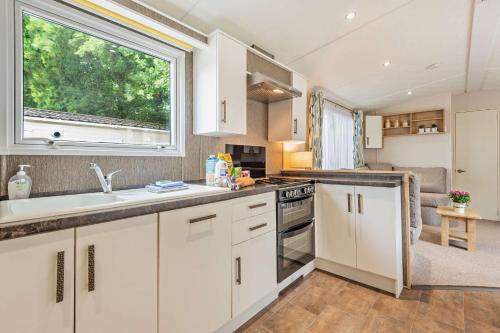 Η κουζίνα ή μικρή κουζίνα στο Maple Brook Lodge Sea Breeze Shorefield