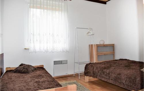 Un pat sau paturi într-o cameră la Gorgeous Home In Bozepole Krolewskie With Kitchen