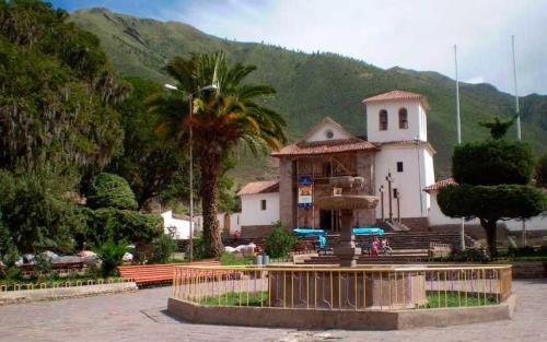 um edifício com uma fonte em frente a uma igreja em La Casona NiDo de ORO em Oropesa