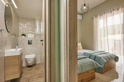 Baño pequeño con cama y lavabo en Kallianna's House en Vouyiáton