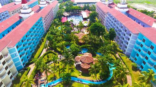 een luchtzicht op een resort met een zwembad en palmbomen bij Lotus Desaru Beach Resort & Spa in Desaru