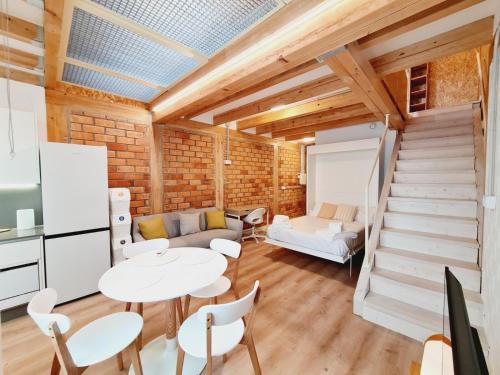 een kamer met een trap en een tafel en stoelen bij Edificio Amalia Rosina 4ºB in Ourense