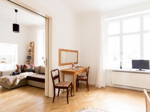 uma sala de estar com um sofá e uma mesa em Ferienwohnung in Altstadtnähe em Veimar