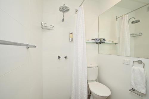 Manly Paradise Motel & Apartments tesisinde bir banyo