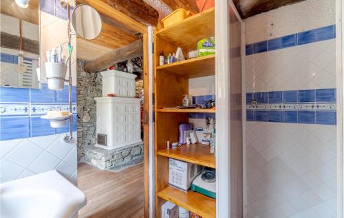 bagno con doccia e piastrelle bianche e blu di Casa Del Pepe a Chamois