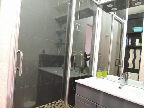 Photo de la galerie de l'établissement Studio cosy proche plage et marché Arago - 2 pers. - FR-1-331-197, à Les Sables-dʼOlonne