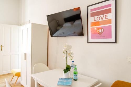 Una televisión o centro de entretenimiento en Smart Appart - Gare Du Midi