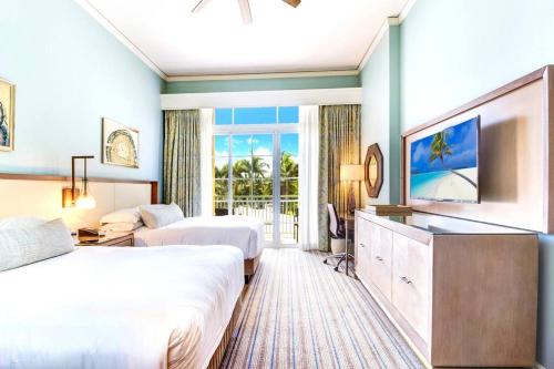 Cette chambre comprend deux lits et une télévision. dans l'établissement Stunning Studio Apartment Located at the Ritz Carlton-Key Biscayne, à Miami