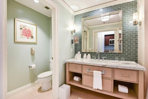 W łazience znajduje się umywalka, toaleta i lustro. w obiekcie Stunning Studio Apartment Located at the Ritz Carlton-Key Biscayne w Miami