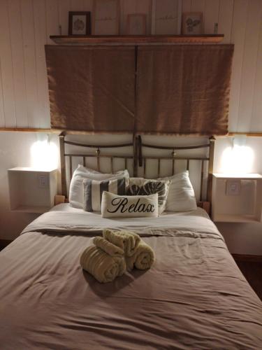1 dormitorio con 1 cama con 2 toallas en cabaña valhalla delta en tigre en Dique Luján
