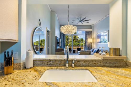Breathtaking 2 Bedroom Condo Placed at Ritz Carlton-Key Biscayne في ميامي: مطبخ مع حوض وغرفة معيشة