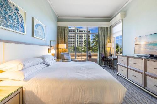 sypialnia z dużym łóżkiem i telewizorem w obiekcie Breathtaking 2 Bedroom Condo Placed at Ritz Carlton-Key Biscayne w Miami
