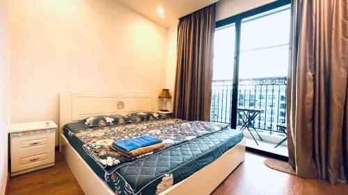een slaapkamer met een bed en een groot raam bij DTK Homestay Times City Hà Nội in Hanoi