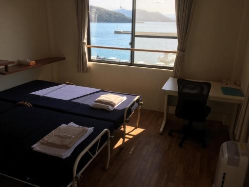 HARBOR TERRACE RYUGATAKE - Vacation STAY 28730v : غرفة نوم بسرير ومكتب ونافذة