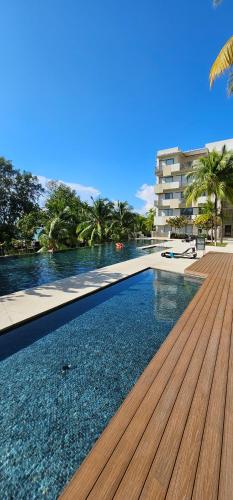 Piscina di By The Sea Beach Luxury Resort - Batu Ferringhi o nelle vicinanze