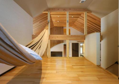 Cette chambre dispose d'un hamac suspendu au plafond. dans l'établissement GREEN SEED Karuizawa, à Karuizawa