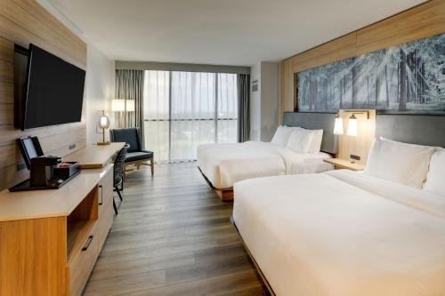Postel nebo postele na pokoji v ubytování Mobile Marriott