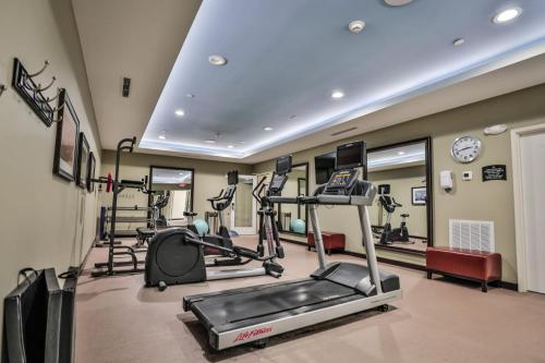 Das Fitnesscenter und/oder die Fitnesseinrichtungen in der Unterkunft Hotel Room with Free Parking Washer and Dryer Gym Relux 219