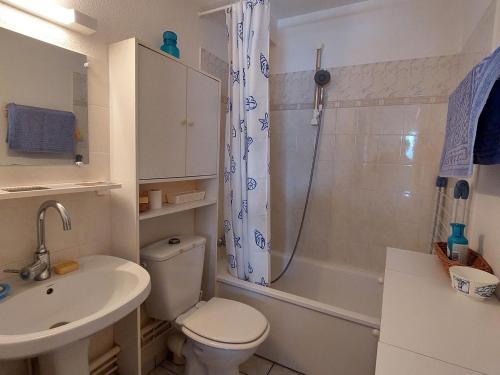 une salle de bain avec toilettes, lavabo et douche dans l'établissement Charmante maisonnette avec piscine, proche plage et centre-ville - Vaux-sur-Mer - FR-1-550-68, à Vaux-sur-Mer