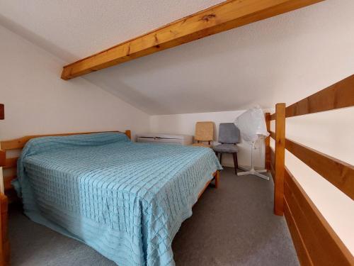 une chambre avec un lit, un bureau et une chaise dans l'établissement Charmante maisonnette avec piscine, proche plage et centre-ville - Vaux-sur-Mer - FR-1-550-68, à Vaux-sur-Mer