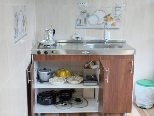 una cucina con lavandino e bancone con piatti di Cabaña la Rivera a Nemocón