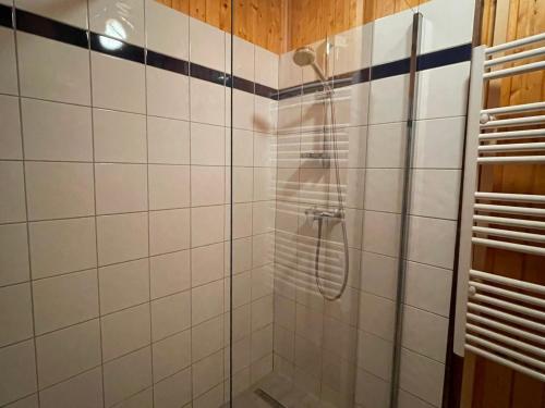 y baño con ducha y azulejos blancos. en Chalet Samoëns, 5 pièces, 8 personnes - FR-1-624-134, en Samoëns