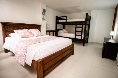 - une chambre avec un lit et des lits superposés dans l'établissement CASA SANTA CIRCASIA, à Circasia
